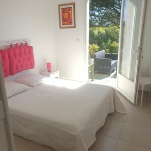 1 slaapkamer, een strijkplank/strijkijzer, beddengoed