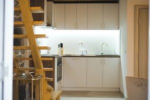 Frigorífico, horno, placa de cocina y cafetera o tetera