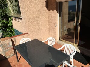 Outdoor dining - Maison Vue sur la Mer , Quartier Résidentiel , à Quelques Minutes des Plages (Sanary-sur-Mer)