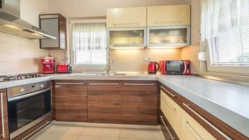 Refrigerador, microondas, horno, lavavajillas