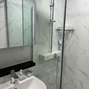 Secadora de cabello, toallas, jabón, papel de baño 