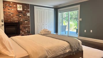 2 bedrooms, desk, WiFi, bed sheets