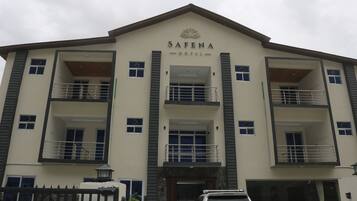 Vista frontal de la propiedad