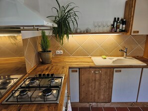 Fridge, oven, stovetop, dishwasher - Alte-Schule-Kail Apartment 2 Charming, family-friendly apartment in a quiet location. Terrace, garden, playground (Kail)