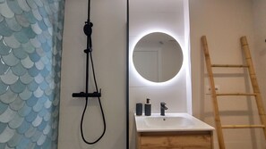 Shower, hair dryer, towels, soap - Arenal Getaway, Only 50 m From the Beach! Perfect for Family Holidays in Jávea (Platja de L'arenal)