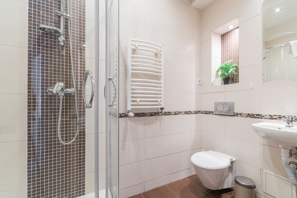 Appartement | Badkamer | Een douche, handdoeken