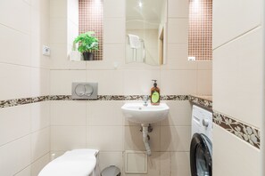 Appartement | Badkamer | Een douche, handdoeken