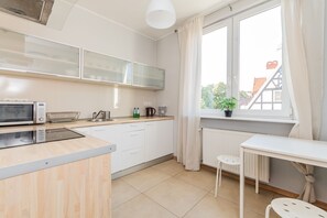 Apartamento | Cozinha privada | Geladeira, fogão, cooktop, cafeteira/chaleira