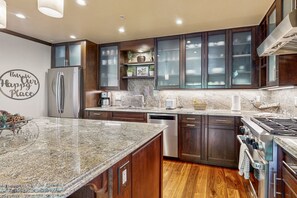 Fridge, microwave, oven, stovetop - Mountain-view villa, Walk to Lifts, with free WiFi, pool, hot tub (Vail)