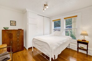 2 bedrooms, desk, travel cot, free WiFi