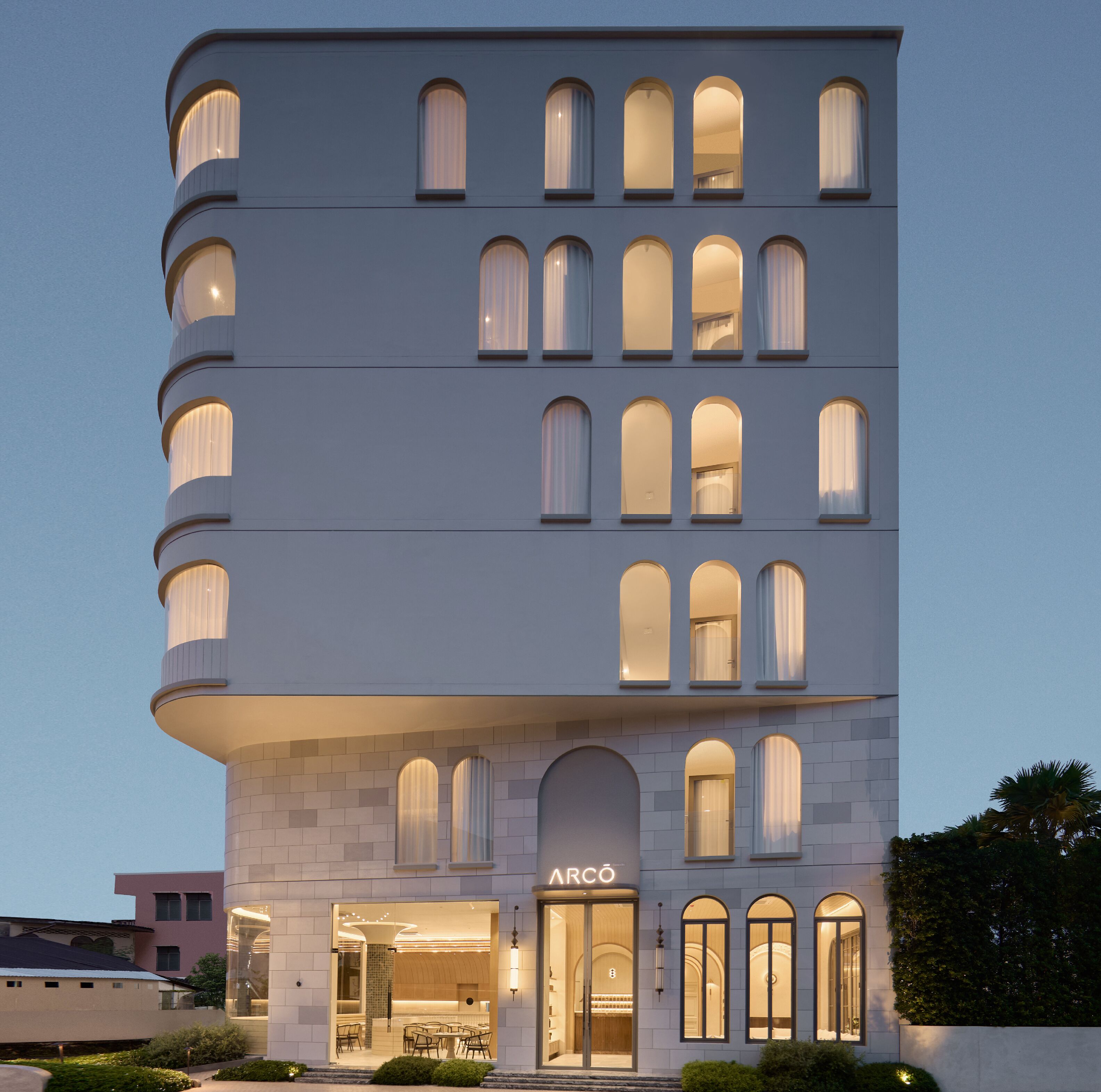 Fachada de la propiedad por la tarde o noche