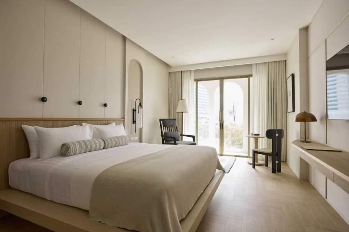 Premium bedding, in-room safe, desk, laptop workspace