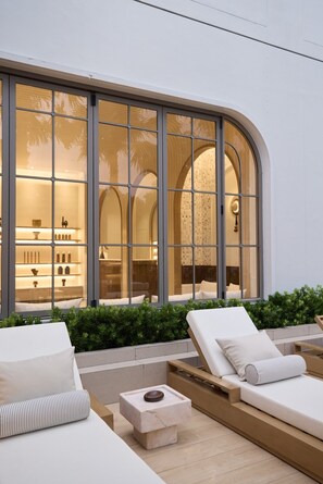 Outdoor pool - Arco Phuket Town (Phuket)