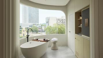 Clock tower with bathtub | Dybt badekar