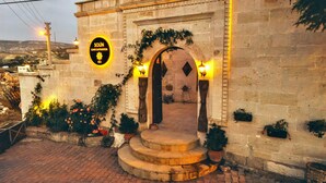 Entrada d'un edifici de pedra amb un rètol que diu 'Solín Cave Cappadocia S.C.'