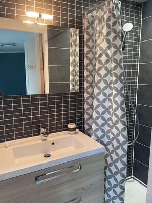 Dusche, Haartrockner, Toilettenpapier