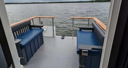 House boat on Fife Lake