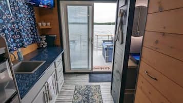 Microwave, dishwasher, coffee/tea maker, toaster