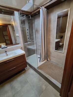 Shower, hair dryer, towels, soap - Havre de Paix Dans la Pinède. Endroit Idéal Pour Visiter le Sud de la Pologne (Siewierz)