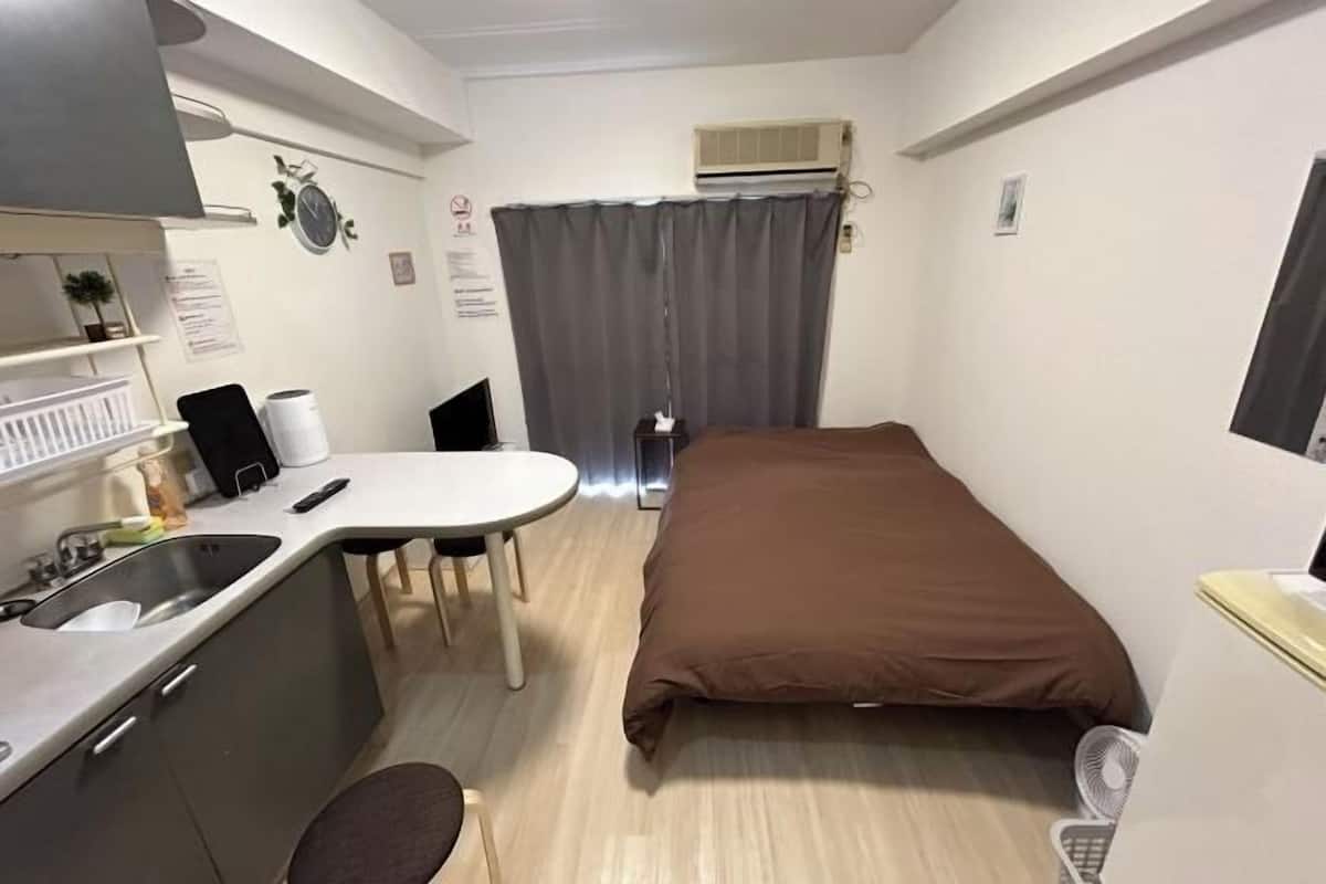 Escriptori, espai de treball apte per a portàtils i cortines opaques