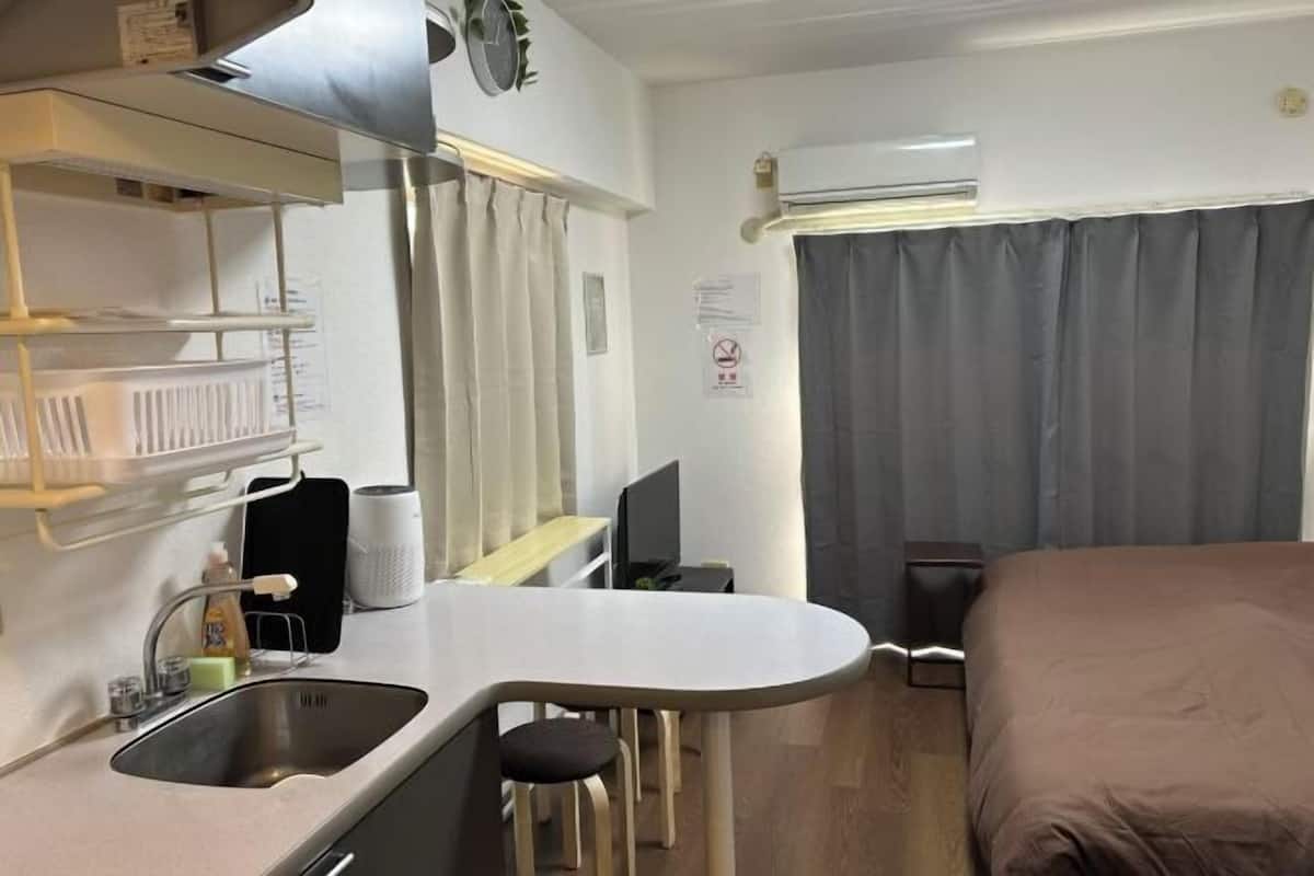 Escriptori, espai de treball apte per a portàtils i cortines opaques