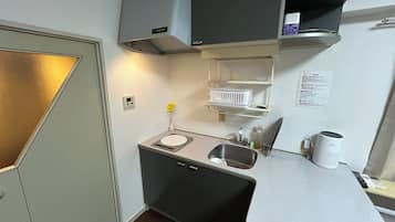 Basic Apartment, Lanai, City View | Private kitchen