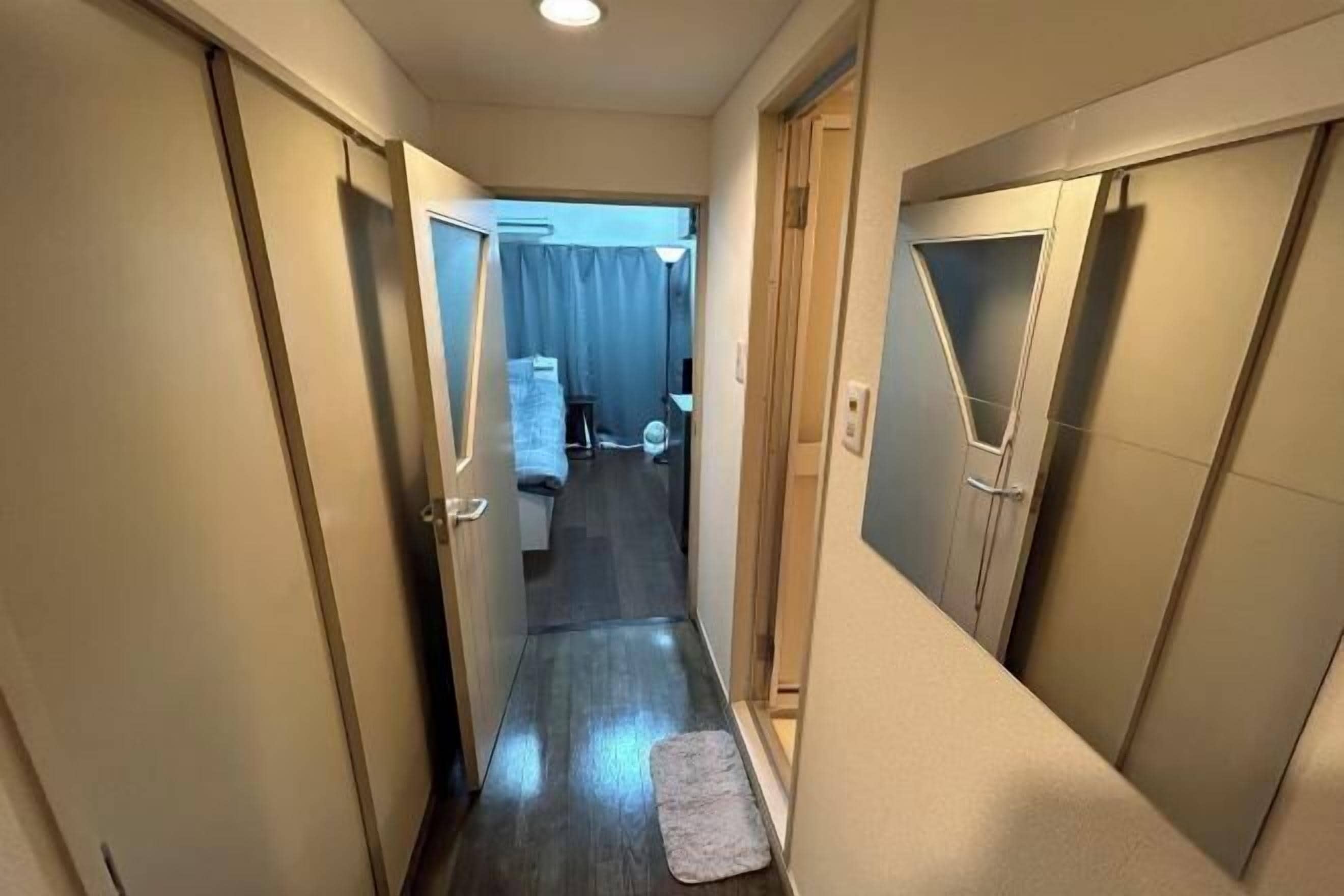 Työpöytä, kannettavalle tietokoneelle sopiva työtila, pimennysverhot