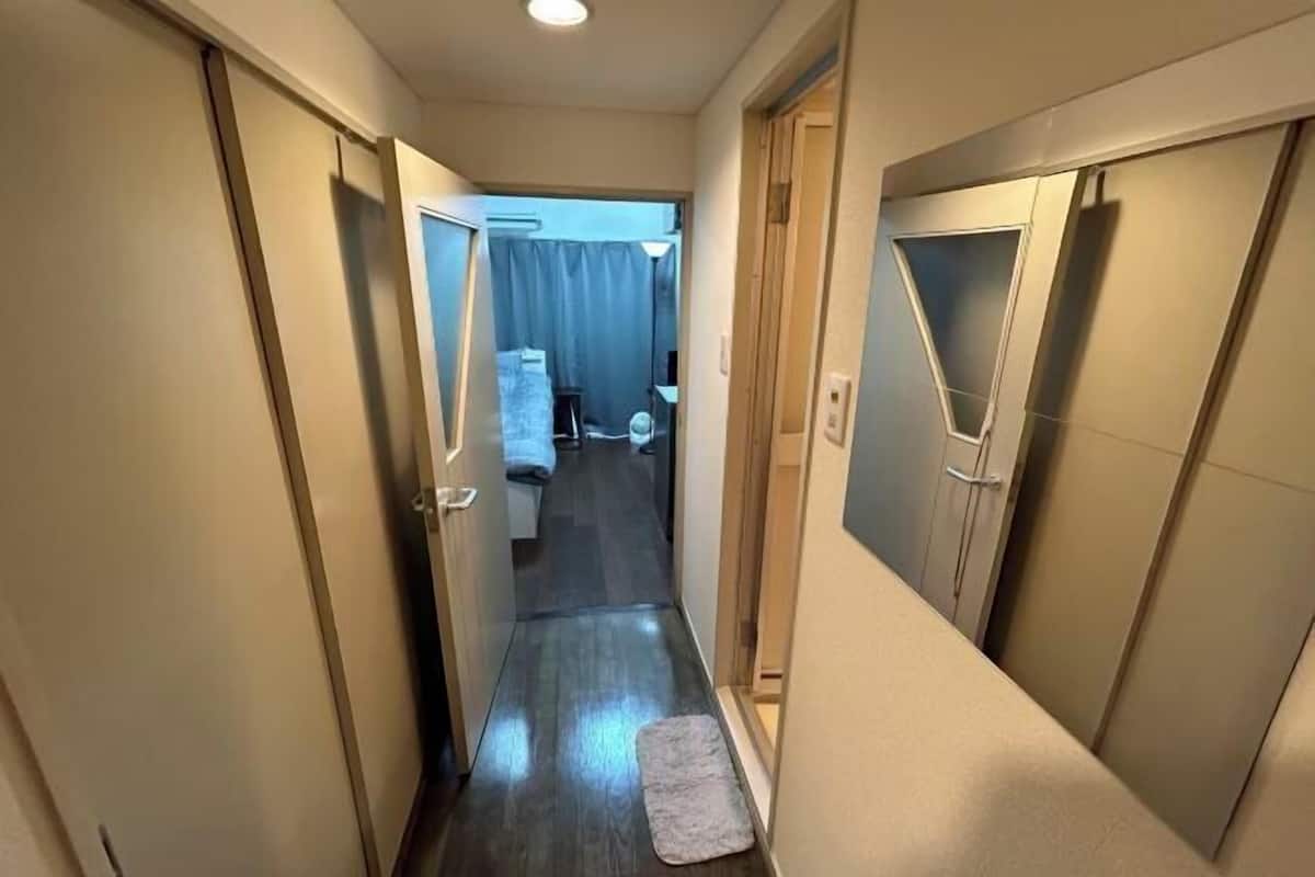 Escriptori, espai de treball apte per a portàtils i cortines opaques