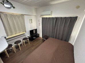 Skrivebord for bærbar PC, blendingsgardiner og strykejern/-brett