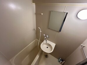 Apartamento básico, varanda coberta, vista para a cidade | Banheiro | Chuveiro/banheira combinados, produtos de toalete grátis