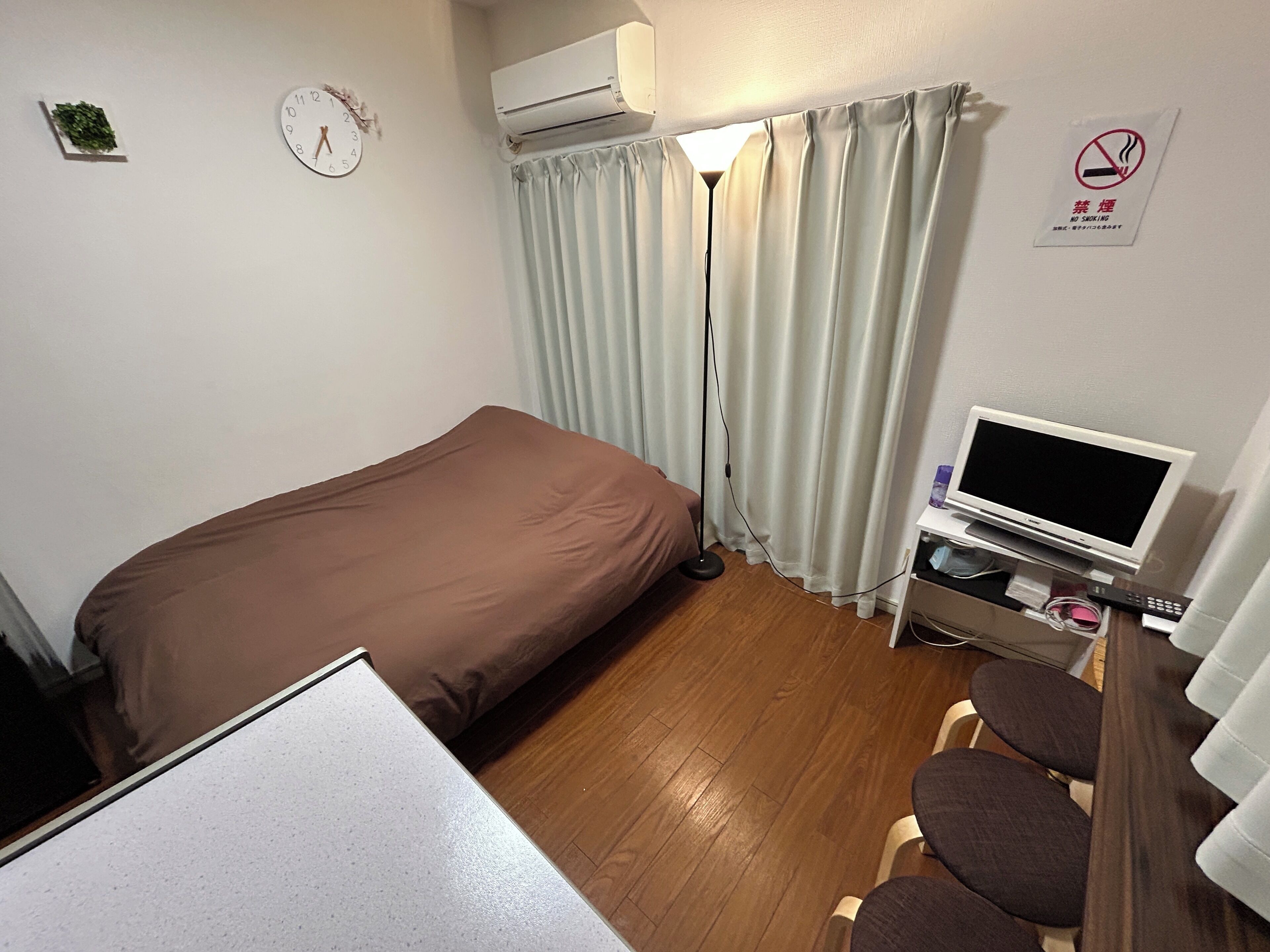 Habitació econòmica | Escriptori, espai de treball apte per a portàtils i cortines opaques 