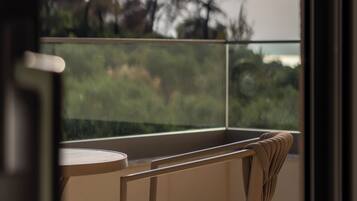 Quarto júnior, 1 cama Queen e sofá-cama, sacada, vista parcial para o mar | Cofres nos quartos, escrivaninha, Wi-Fi de cortesia, roupa de cama