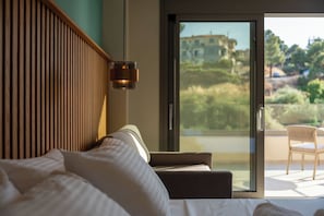 Junior kamer, 1 queensize bed met slaapbank, balkon | Een kluis op de kamer, een bureau, gratis wifi, beddengoed