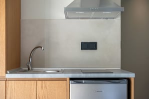 Junior kamer, 1 queensize bed met slaapbank, balkon | Privékeuken | Een koelkast, een kookplaat, een espressoapparaat, een waterkoker