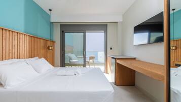 Junior Room, 1 Queen Bed, Balcony, Partial Sea View