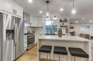 Fridge, microwave, oven, stovetop - Private house 15 minutes to all beaches and landmarks in San Diego! (San Diego)
