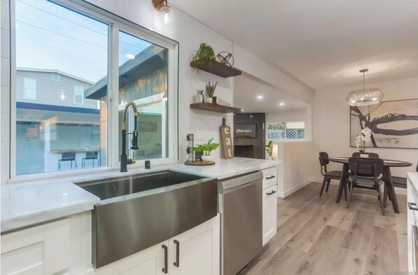 Fridge, microwave, oven, stovetop - Private house 15 minutes to all beaches and landmarks in San Diego! (San Diego)