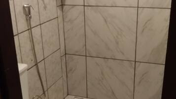 Quarto quádruplo básico, vista para a cidade | Banheiro | Chuveiro, toalhas de banho, sabonete, papel higiênico