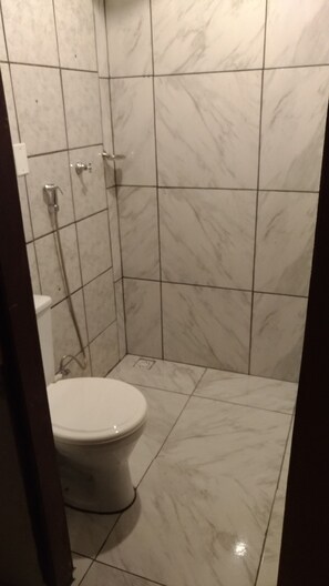 基本四人房, 城市景觀 | 浴室 | 淋浴設備、毛巾、肥皂、衛生紙