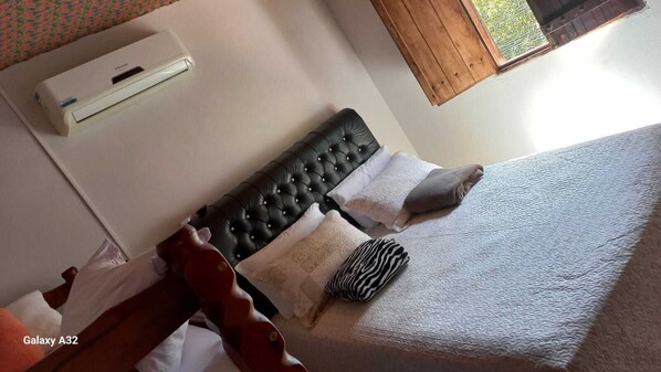 Basic Quadruple Room, City View | Free WiFi, bed sheets - Casa e Pousada Serenissima (Pirenópolis)