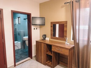 Douche, serviettes fournies, savon, papier toilette