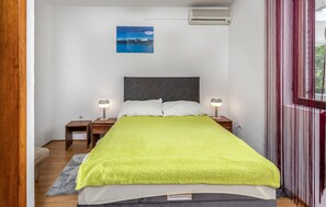 2 bedrooms, travel cot, free WiFi, bed sheets