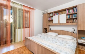 2 bedrooms, travel crib, free WiFi, bed sheets