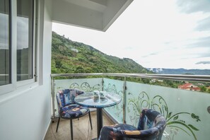 Villa, 2 habitaciones, vista a la colina | Terraza o patio