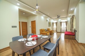 Biệt thự, 2 phòng ngủ, quang cảnh đồi núi | Khu vực ăn uống tại phòng