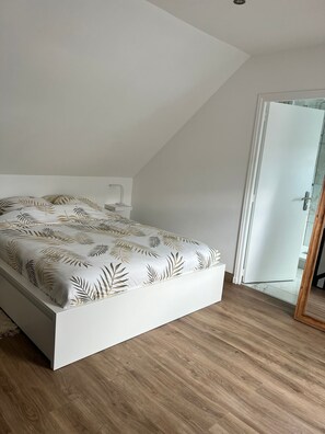 1 dormitorio, tabla de planchar con plancha, wifi y ropa de cama