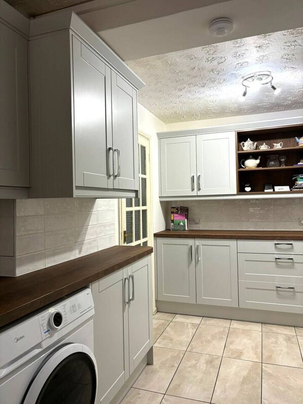 冷蔵庫、電子レンジ、オーブン、食器洗い機