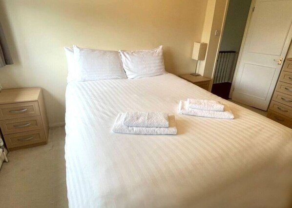 2 bedrooms, iron/ironing board, free WiFi, bed sheets