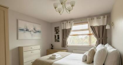 Spacious House nr Cambridge with Parking & Garden