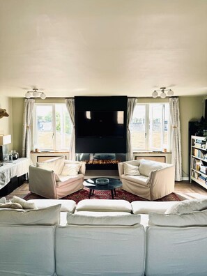 Smart TV, books, stereo